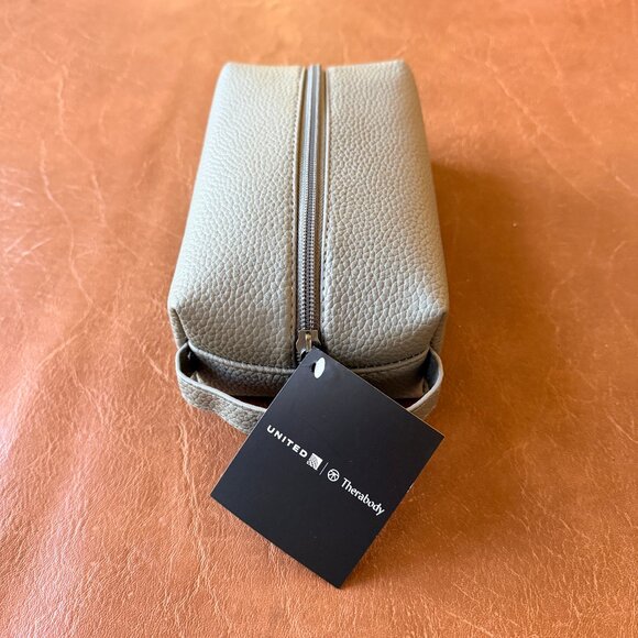 The United Airlines Therabody Polaris Business Class Amenity Kit - Picture 7 of 14